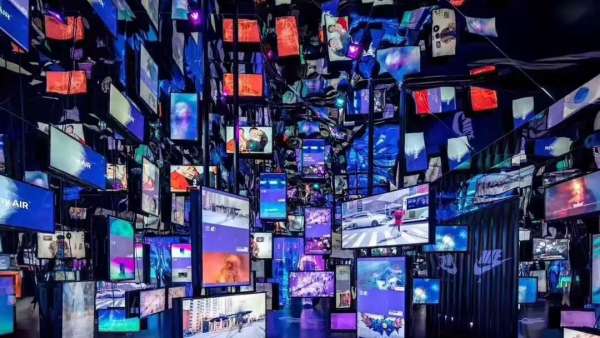 未來感十足的快閃店展覽活動(dòng)掀起了一場(chǎng)探索創(chuàng)意的實(shí)驗(yàn)風(fēng)