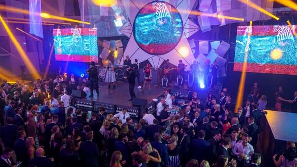 火速圍觀！晚會(huì)慶典活動(dòng)策劃現(xiàn)場(chǎng)，連夜王都被招來(lái)當(dāng)調(diào)酒師了