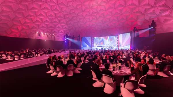 這場汽車發(fā)布會活動更像是一場藝術表演，策劃的節(jié)目無縫匹配了新車的發(fā)布