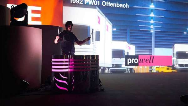 感官體驗(yàn)極強(qiáng)的25周年慶典活動(dòng)直接把舊的廠房改成了活動(dòng)現(xiàn)場(chǎng)