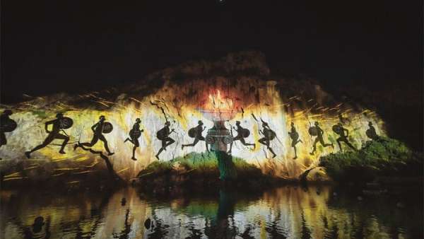 銀行的年會活動融合了自然環(huán)境，策劃得跟電影般藝術(shù)