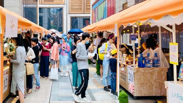 這個甜品嘉年華活動策劃得太甜蜜了，下雨都擋不住欣賞的腳步