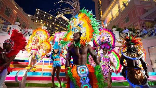 訂婚峰會的泳池歡迎派對活動策劃夠明亮，驚嘆的娛樂讓賓客驚呼