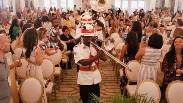 婚禮峰會(huì)活動(dòng)策劃的開場(chǎng)更像是慶典活動(dòng)，滿滿的音樂娛樂