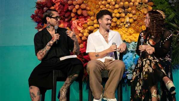 全體大會(huì)活動(dòng)策劃的明亮顏色和花朵裝飾，與熱帶主題匹配度超高