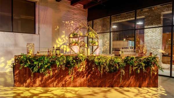 當(dāng)落日黃遇上綠植和粉色光圈，這場(chǎng)派對(duì)活動(dòng)策劃更生機(jī)盎然了