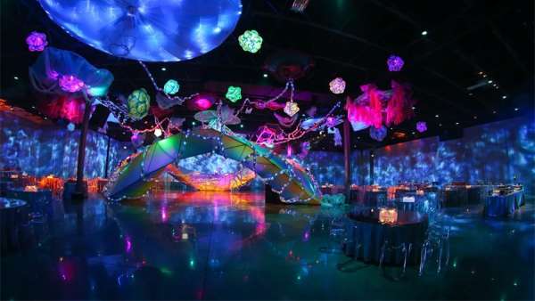 霓虹燈主題派對活動策劃的這個神奇空間分外美麗和夢幻