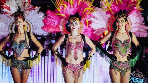 藝術(shù)市集展覽活動用12輛超IN藝術(shù)涂鴉旅行車就刷爆了整個朋友圈