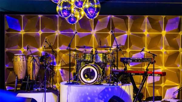 80年代的旱冰迪斯科風(fēng)格派對活動喚醒了一代人的歡樂回憶