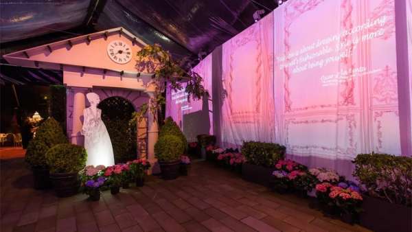 禮服回顧展覽晚宴活動處處顯精心，高級格調(diào)隨處可見