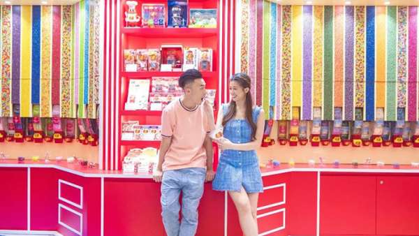 4000尺的糖果展覽活動(dòng)準(zhǔn)備了潮流打卡點(diǎn)，還能DIY棒棒糖呢