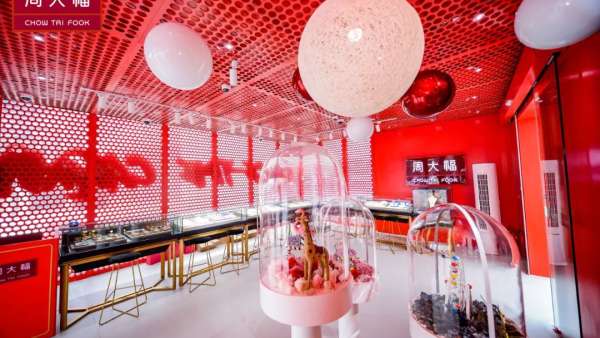 周大福集裝箱快閃店展覽活動紅色的箱殼點(diǎn)燃了眼里的火熱