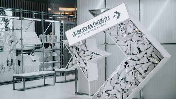 白色火焰快閃店展覽活動的火焰“燒”得很旺，還能現(xiàn)場個性化定制