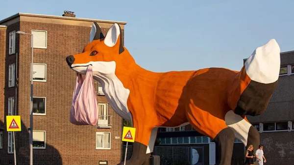 城市街道上展覽的這個狐貍戶外美陳藝術(shù)回頭率超高的