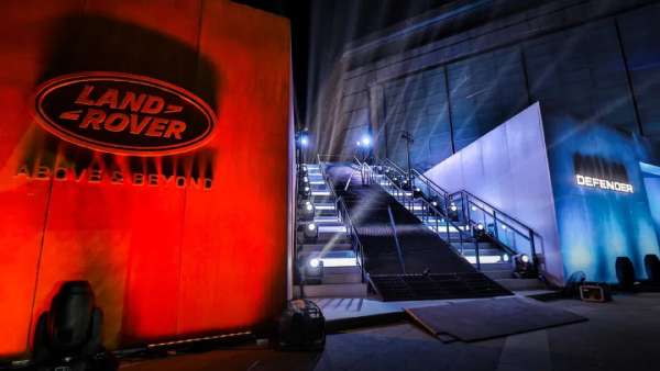 “硬漢”發(fā)布會活動策劃了一個巨大的盒子和斜坡，太狂野了