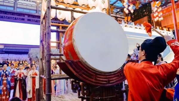 古代創(chuàng)意市集活動(dòng)現(xiàn)場驚現(xiàn)百余位漢服同胞，策劃表演體驗(yàn)十足