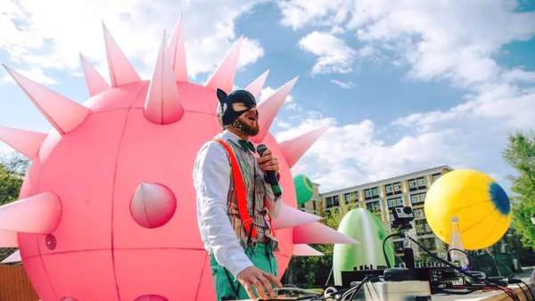 俄羅斯設計師的空間花粉藝術展覽活動裝置色彩太豐富了