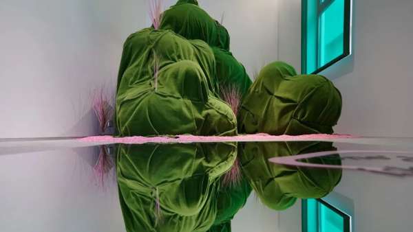 夏日島嶼主題的快閃店展覽活動從入口處就打造了“登島”的氛圍