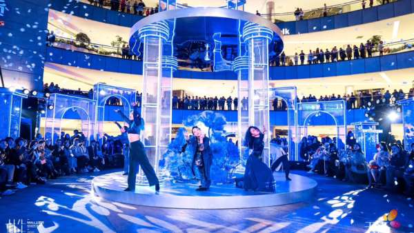 天街的空間藝術(shù)展覽活動裝置攝取古羅馬建筑特色，藝術(shù)感超強(qiáng)