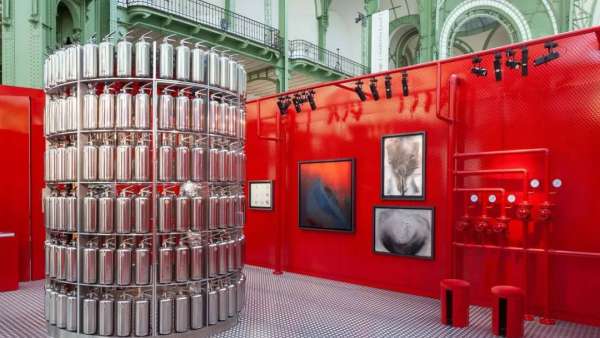 “著火”主題展覽活動策劃了一場全新的視覺體驗，滅火器很搶鏡