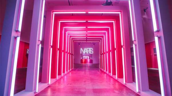 NARS口紅發(fā)布會活動策劃的老式日光燈管拱廊打卡很亮眼