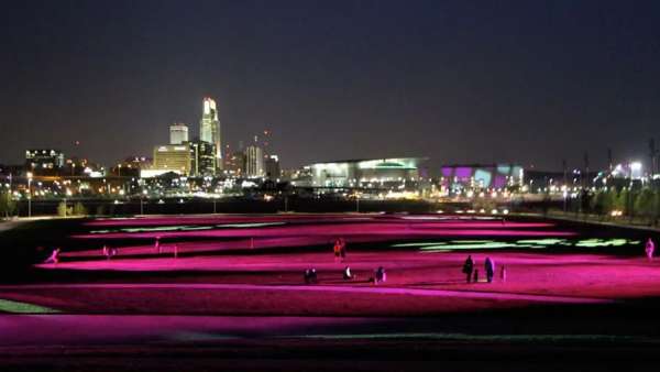 5英畝大草坪的燈光秀展覽活動瞬息萬變，震撼