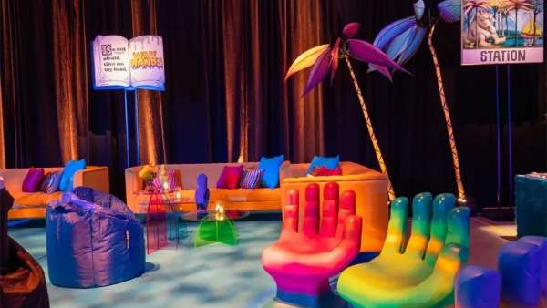 書籍主題的周年活動策劃現(xiàn)場，50英尺的“焦點(diǎn)樹”太吸睛了