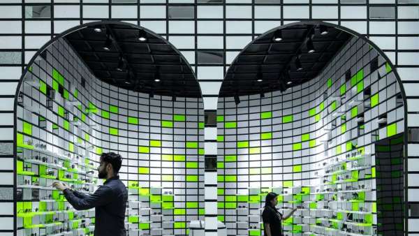 Opium在機場里的弧形結構快閃店展覽活動也太吸睛了吧，打CALL