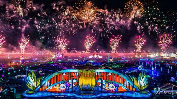 EDC電音節(jié)活動策劃的舞臺正中的花朵仿佛散發(fā)著神秘花香