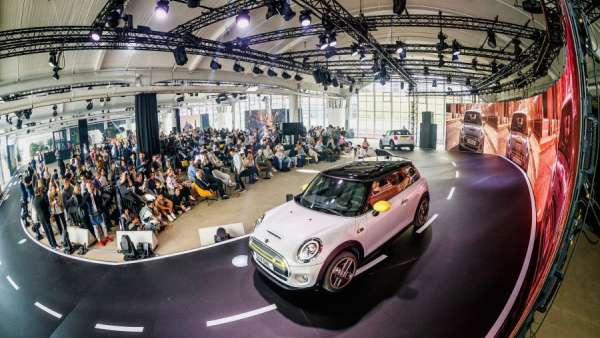 MINI電動車全球發(fā)布會活動策劃的車道舞美雖然簡約卻很溫馨