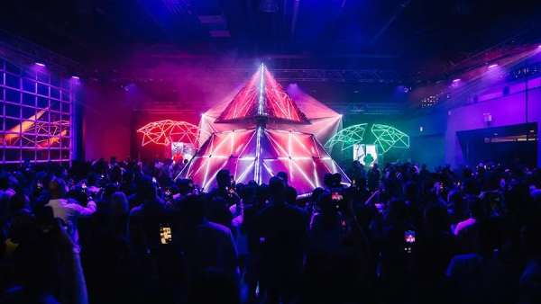 北面新品發(fā)布會活動策劃的立體三角體金字塔太酷炫了