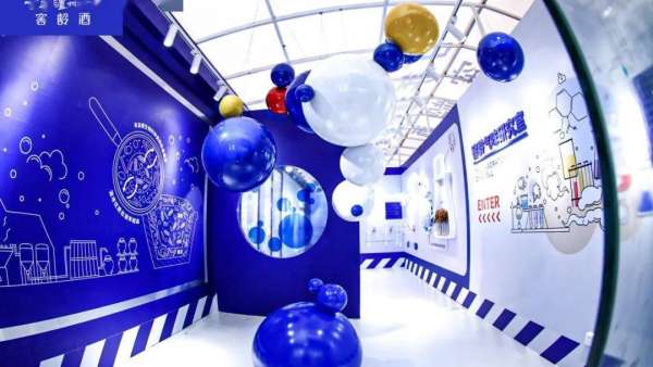 橫在市井之中的窖齡酒快閃店活動策劃的藍(lán)色風(fēng)暴太勁爆了