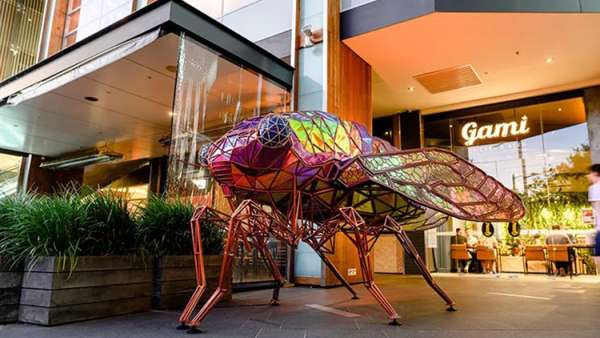 聽說這個(gè)購物中心混進(jìn)了幾只閃閃發(fā)光的巨型昆蟲，瞧瞧去！