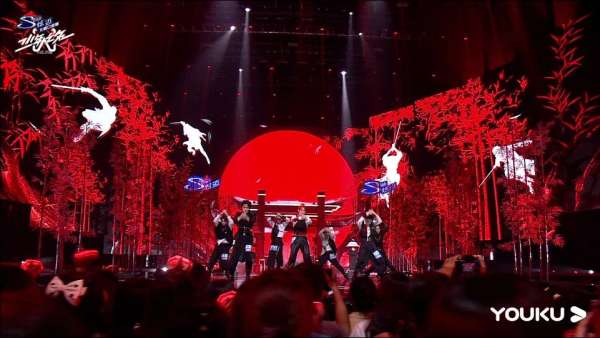 綜藝活動(dòng)策劃的視覺(jué)創(chuàng)作與其它元素巧妙搭配，立馬升華了節(jié)目效果