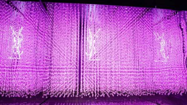 YSL成都快閃店活動(dòng)策劃的bling bling打卡區(qū)，凹造型瘋狂拍起來