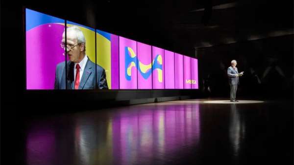 德國這場頒獎活動策劃以戲劇的方式展開了獲獎者的個人故事