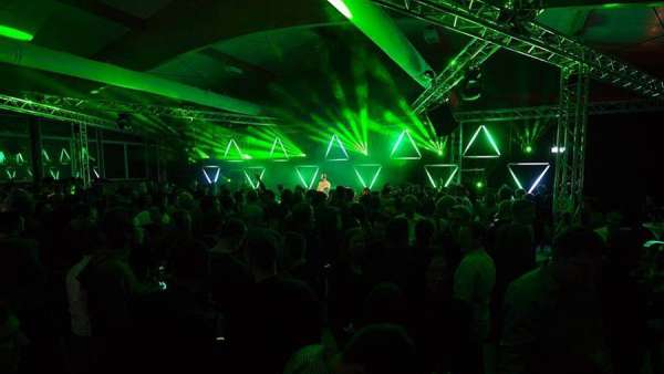 AMG圣誕派對(duì)活動(dòng)策劃仿佛漂浮在激光的天空中，好看