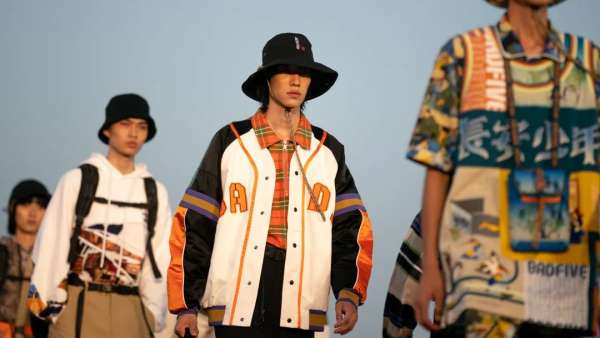 李寧三十而立發(fā)布會活動策劃在敦煌雅丹魔鬼城全速點燃