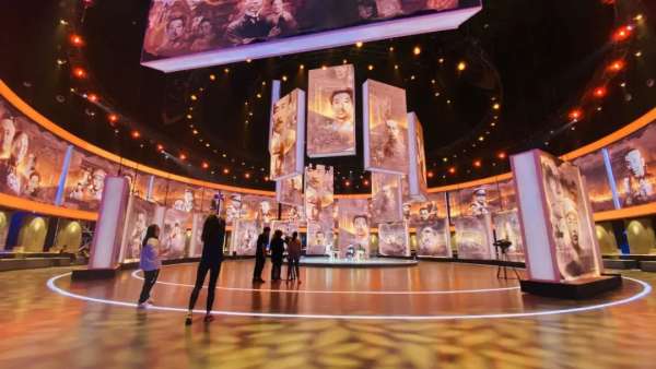 「海報(bào)里的英雄」節(jié)目活動策劃的舞美簡直就是藝術(shù)的存在，贊