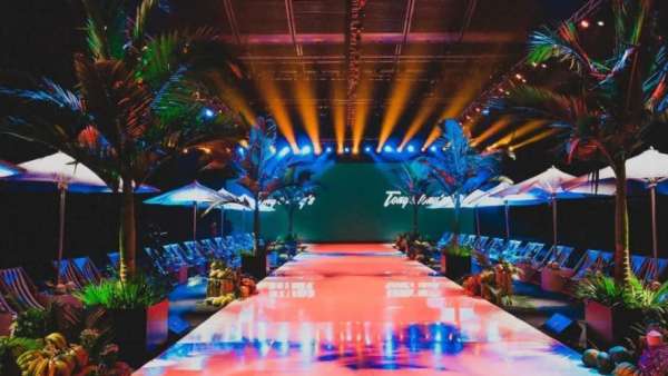 這場夏威夷海邊風(fēng)情時裝發(fā)布會活動策劃的配色和場景酷極了