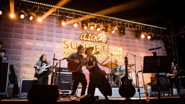 阿那亞日落音樂(lè)節(jié)活動(dòng)策劃了一場(chǎng)海邊音樂(lè)盛宴，歡樂(lè)至極