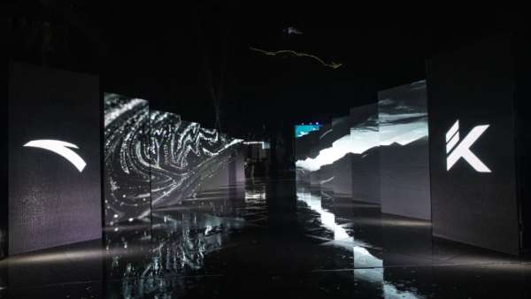 這場高山流水的發(fā)布會(huì)活動(dòng)策劃呈現(xiàn)了精美的3D水幕表演