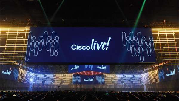 思科直播的大客戶(hù)活動(dòng)策劃的這個(gè)漂浮的巨大立方體太令人驚嘆了