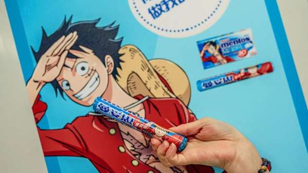 曼妥思攜手草帽團(tuán)辦起了地鐵式的主題IP活動(dòng)，策劃的海盜船愛了