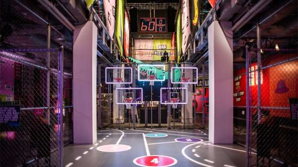 耐克Kids的品牌體驗(yàn)活動策劃了一個以游戲?yàn)橹行牡幕@球線下活動