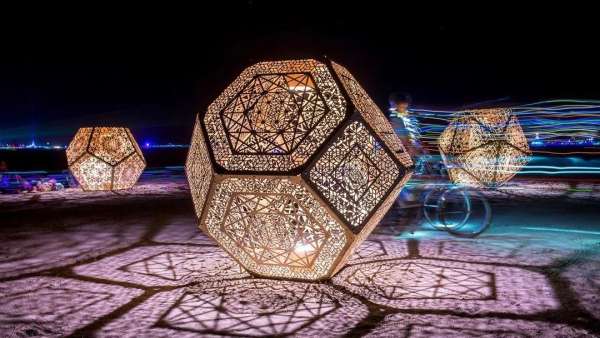 看這個展覽活動策劃的藝術裝置The Walk of Wonders，互動體驗超強