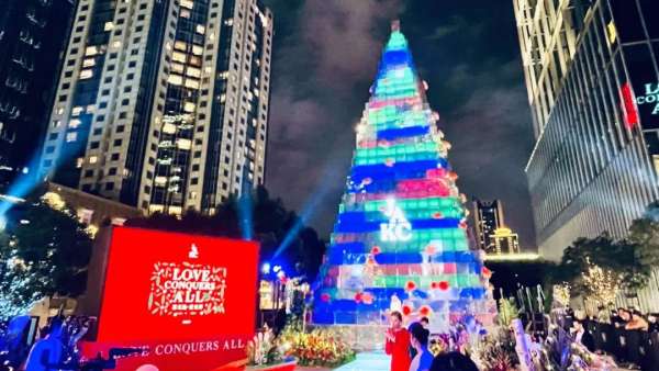 “ 嘉無邊·愛無界”，嘉里中心圣誕亮燈活動策劃著實幻彩