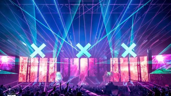 荷蘭AMF音樂盛典活動策劃的舞美設(shè)計革新，X品牌符號深入人心