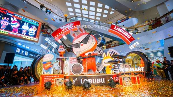 看！一群LABUBU的音樂潮人在這個(gè)圣誕主題展覽活動(dòng)上載歌載舞