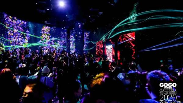 這場(chǎng)2020年度的盛典活動(dòng)策劃現(xiàn)場(chǎng)以數(shù)碼藝術(shù)重新解構(gòu)時(shí)尚